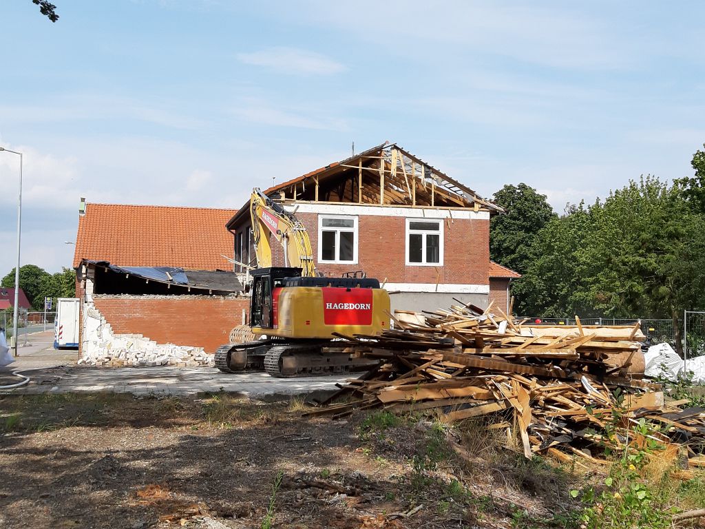 Bereits im Juli begannen die Vorbereitungen für den Abriss. Anfang August 2019 ist unser ehemaliger Schulungsbereich vollständig abgerissen.