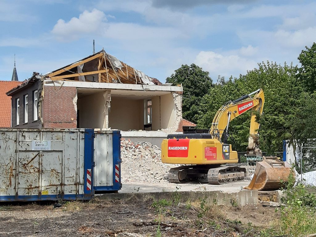 Das Foto zeigt den Rückbau der Fahrzeughalle. Die Außenwand des Gebäudes und Teile des Daches wurde bereits abgerissen.