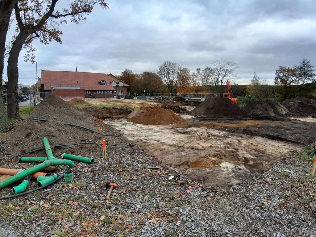 Das Foto wurde im November 2019 aufgenommen. Es zeigt die Vorbereitungsarbeiten für den Baugrund des neuen Feuerwehrgerätehauses. In 8 Tagen findet hier der erste Spatenstich statt.