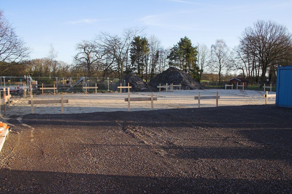 Auf diesem Foto ist die zukünftige Fahrzeughalle zu sehen, die grob abgesteckt wurde. Davor liegt eine Schotterfläche, auf der künftig der Aufstell- bzw. Vorplatz für die Einsatzfahrzeuge entstehen wird.