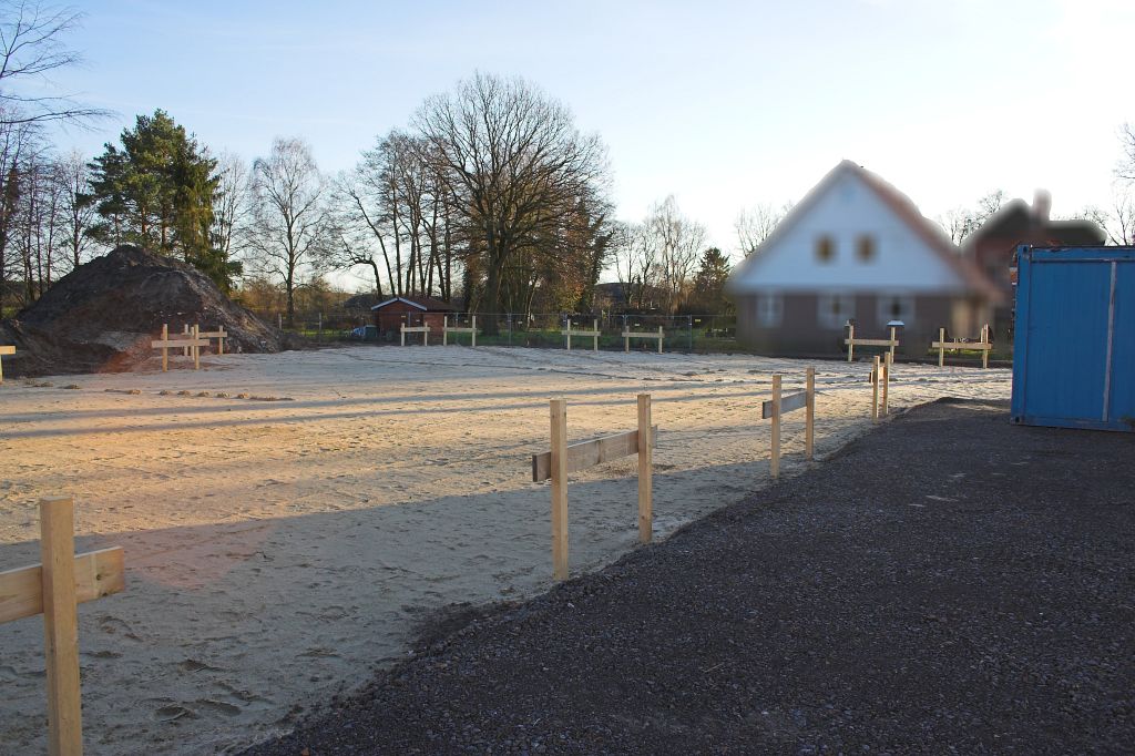 Auf diesem Foto wird der Blick von der linken äußeren Ecke der Fahrzeughalle über den abgesteckten Baugrund gezeigt.