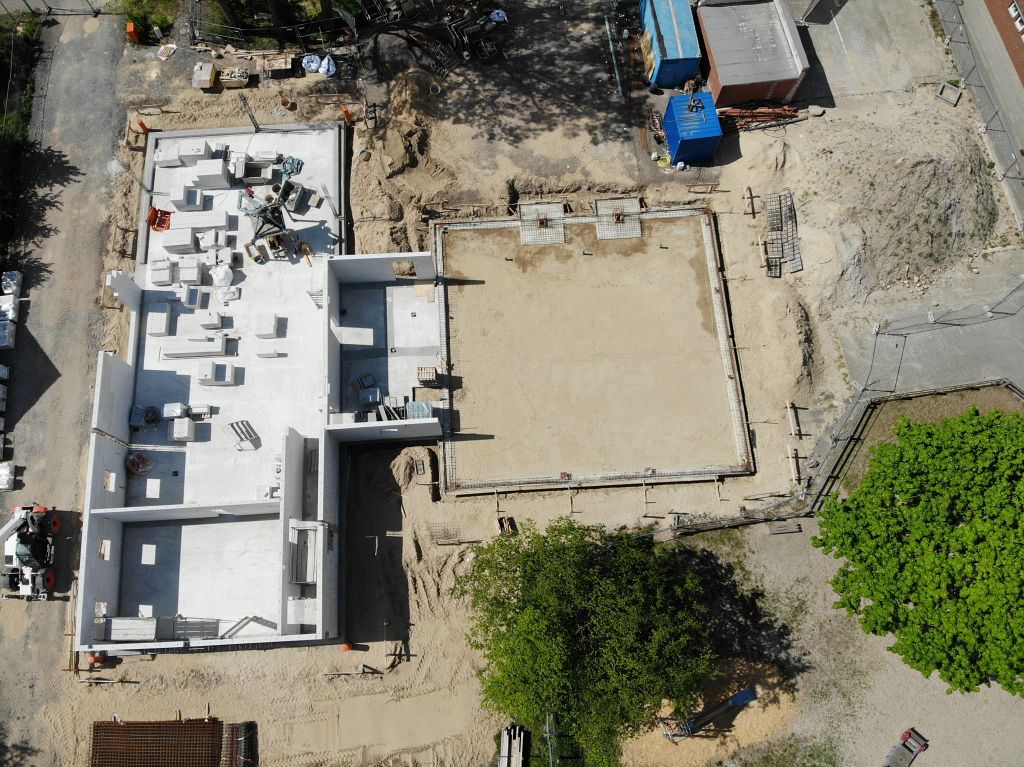 Die Aufnahme zeigt einen Blick von der Rückseite auf die Baustelle des neuen Feuerwehrgerätehauses in Otternhagen.