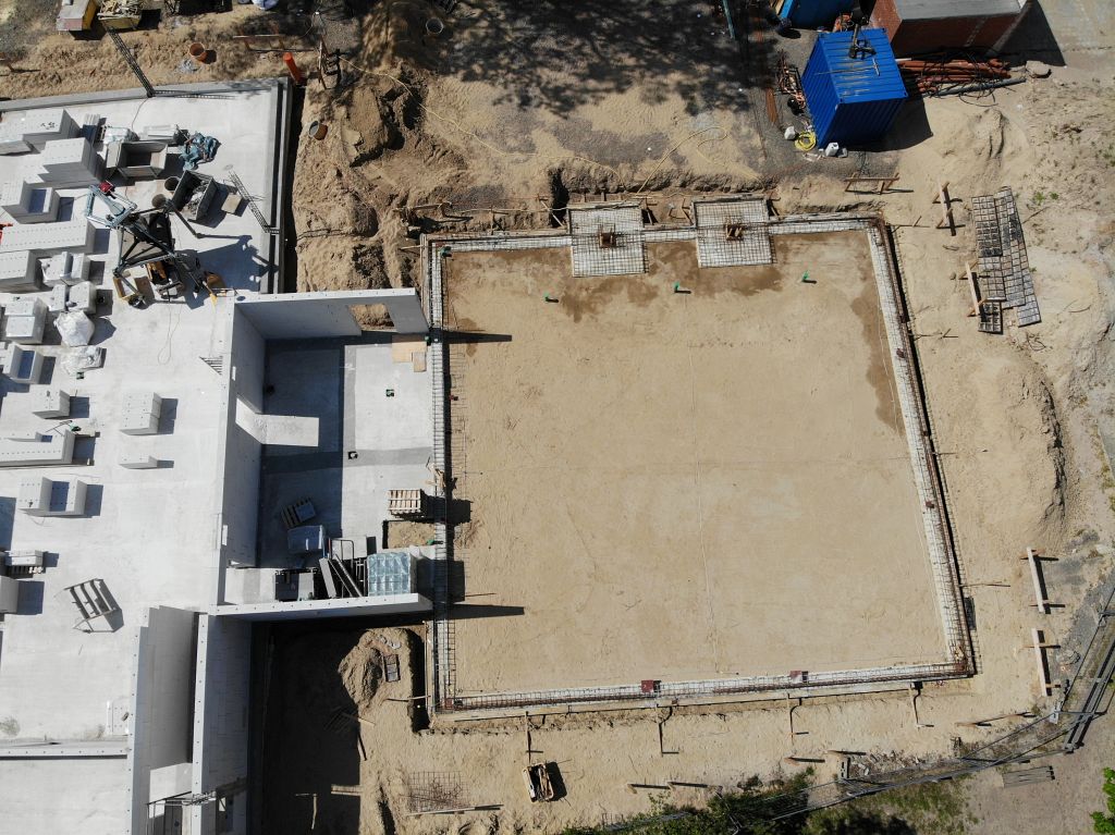 Das Foto zeigt das Verbindungsbauwerk, das zwischen dem Dienstgebäude und der Fahrzeughalle entsteht. Auch hier wurde bereits mit dem Hochbau begonnen.