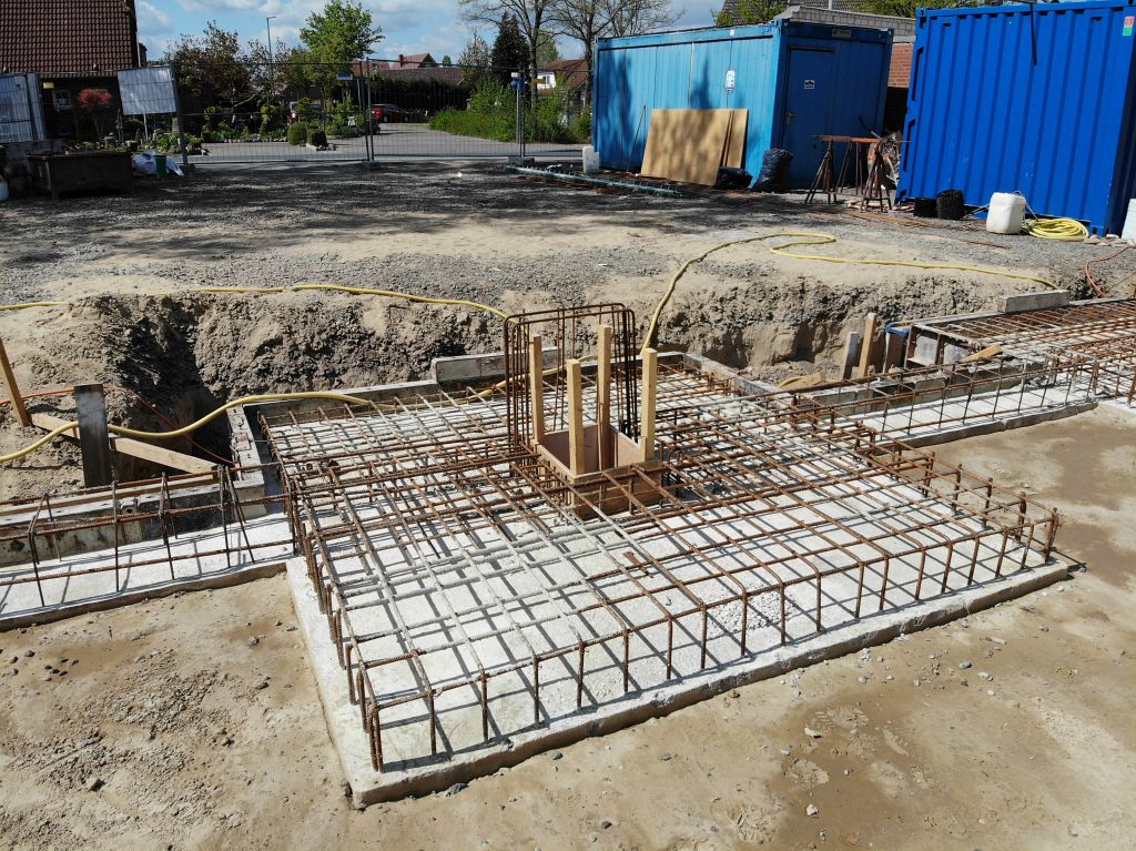 Das Foto zeigt eine Detailaufnahme vom Feuerwehrgerätehaus Otternhagen: Das Fundament für einen Torpfosten der zukünftigen Fahrzeughalle.