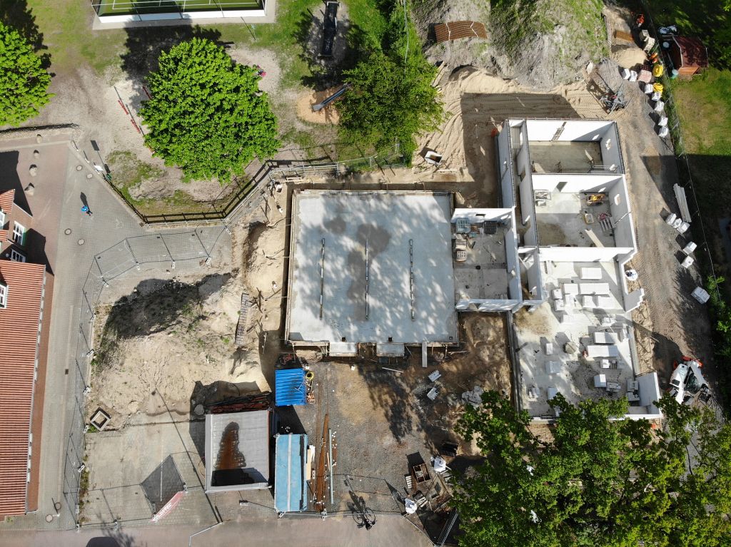 Das Foto zeigt eine Gesamtansicht der Baustelle des neuen Feuerwehrgerätehauses in Otternhagen am 04.05.2020 von der Vorderseite.