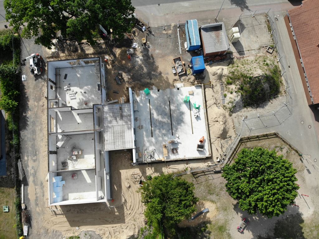 Diese Aufnahme zeigt ein Luftbild vom Feuerwehrgerätehaus Otternhagen am 02.06.2020: Die Außenwände des Dienstgebäudes wurden fertiggestellt. Am Verbindungsbauwerk zwischen Dienstgebäude und Fahrzeughalle wird bereits an der Gebäudedecke gearbeitet.