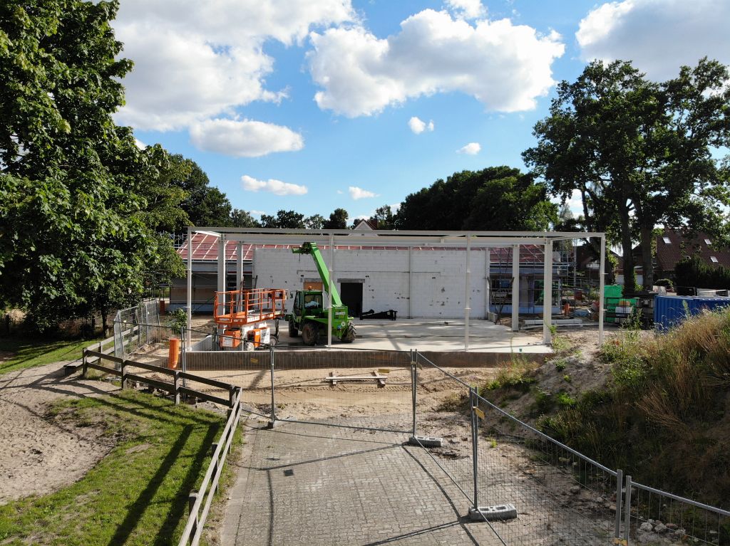 Das Foto zeigt eine Seitenansicht der Fahrzeughalle. Die Grundfläche der Halle beträgt etwa 250 m2.