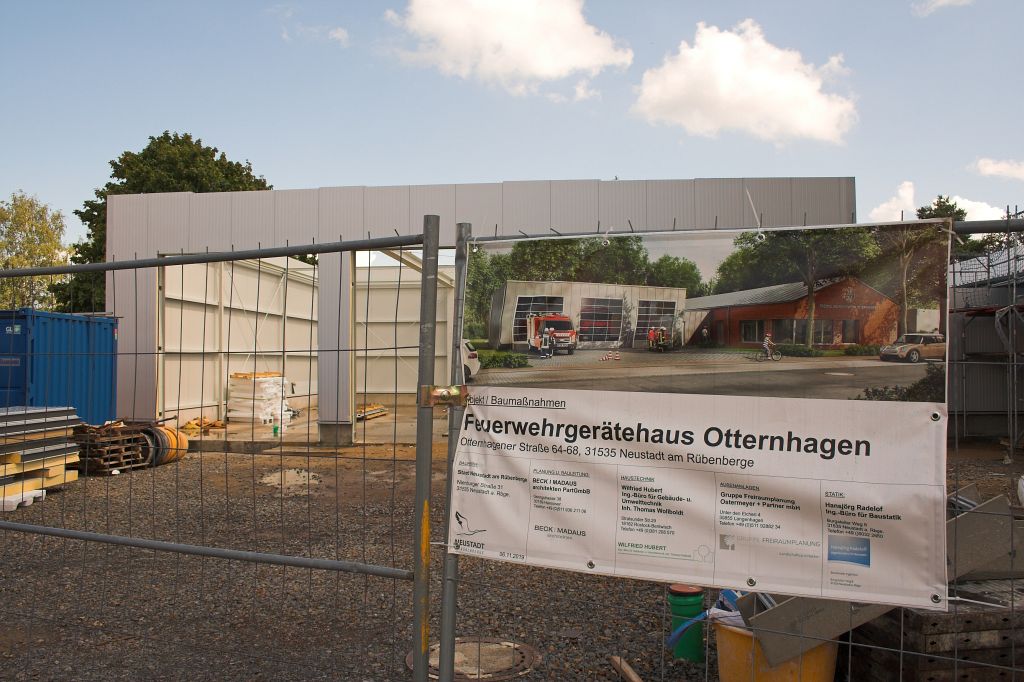 Wird dem Bauschild immer ähnlicher: Die Fahrzeughalle in der Planungsansicht - und dahinter im Original.