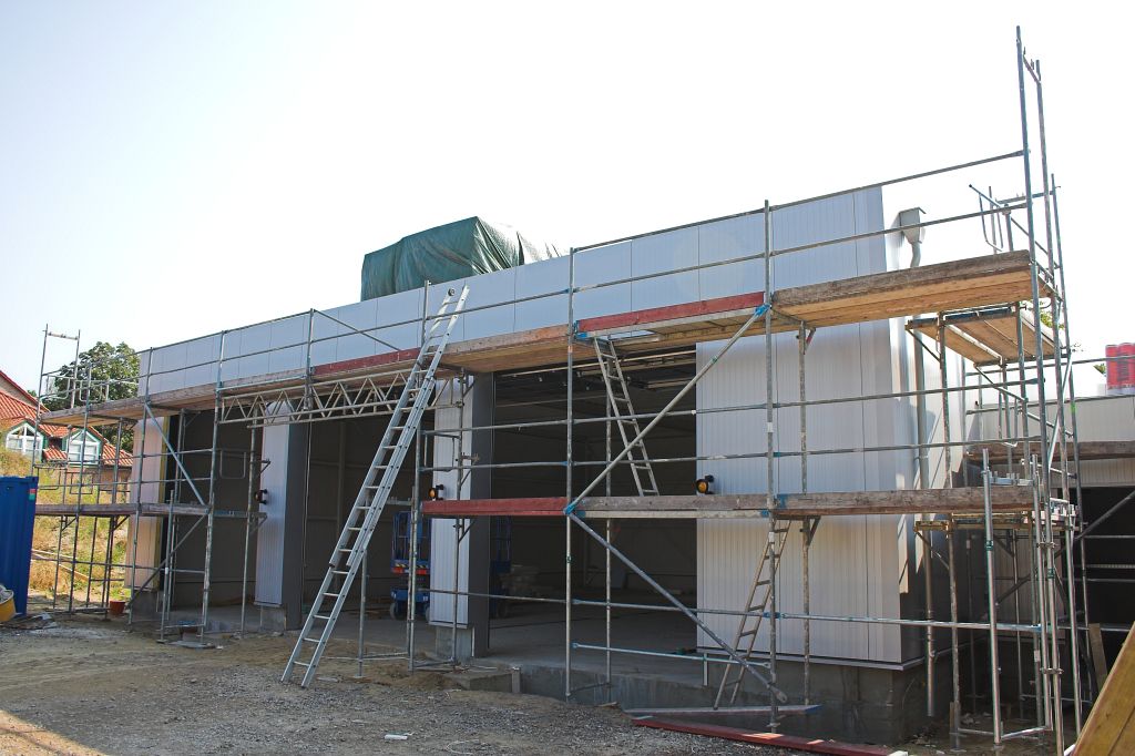 Das Foto zeigt das geschlosse Dach der Fahrzeughalle. Zurzeit finden noch Arbeiten an der Hallenüberdachung statt.