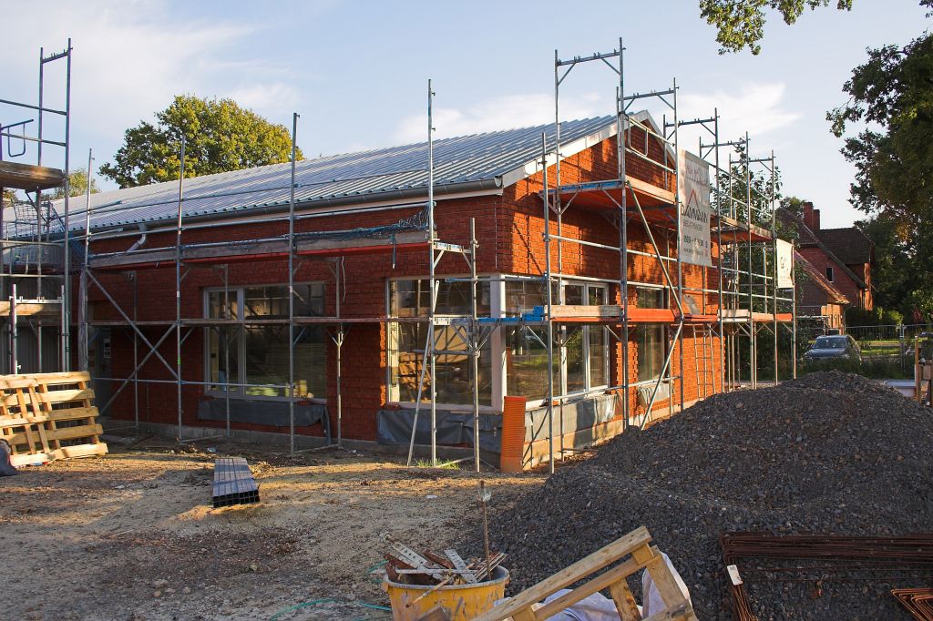 Die Abbildung zeigt das Dienstgebäude des Feuerwehrgerätehauses in Otternhagen mit der roten Klinkerfassade. Hinter der großen Fensterfront befindet sich der Schulungsraum.