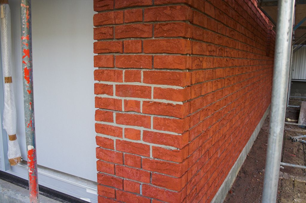 Die Abbildung zeigt, wie auf der Rückseite des Dienstgebäudes ein kleiner Bereich der Klinkerfassade verfugt wurde.