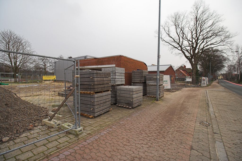 Die Abbildung zeigt, dass für die Arbeiten im Außenbereich bereits Material angeliefert wurde.