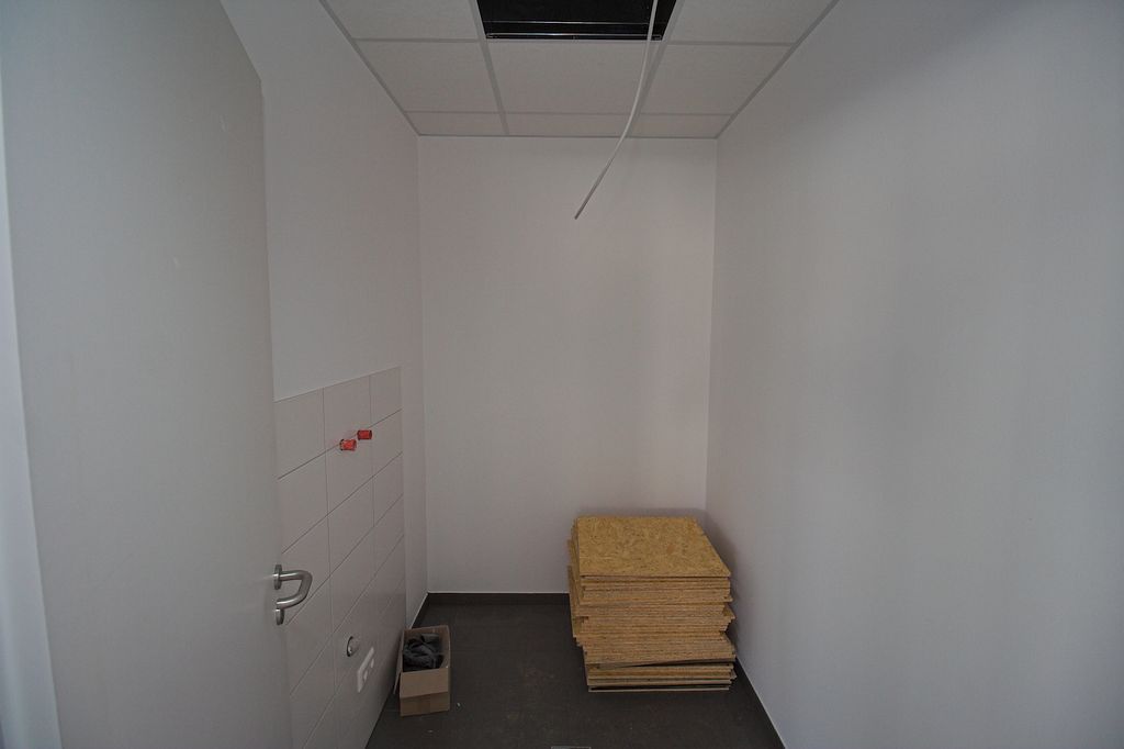 Blick in den Putzmittelraum, der direkt vom Schulungsraum aus zugänglich ist.