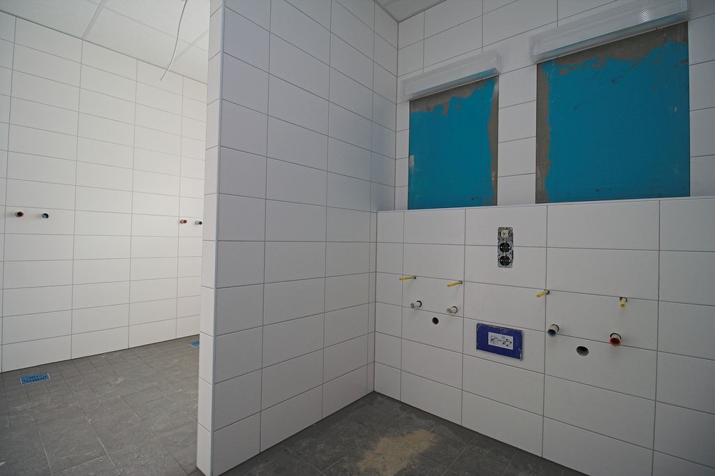 Blick in die sanitären Einrichtungen für die Feuerwehrfrauen. Der Zugang erfolgt direkt über den Umkleideraum.