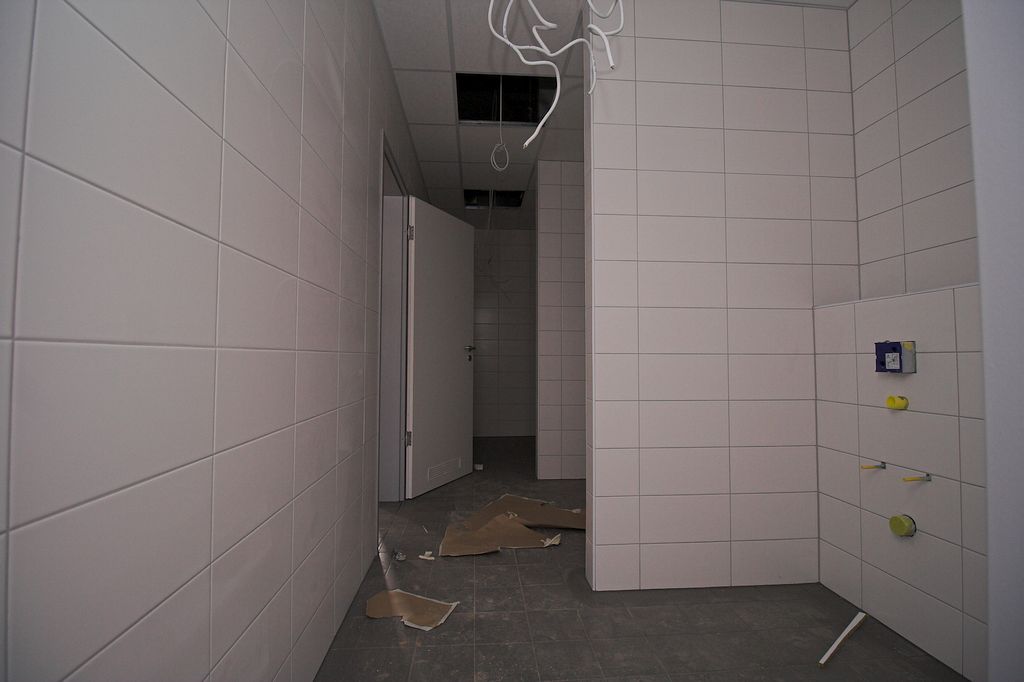 Die Aufnahme zeigt einen Blick in die Sanitäranlagen für die Feuerwehrmänner.