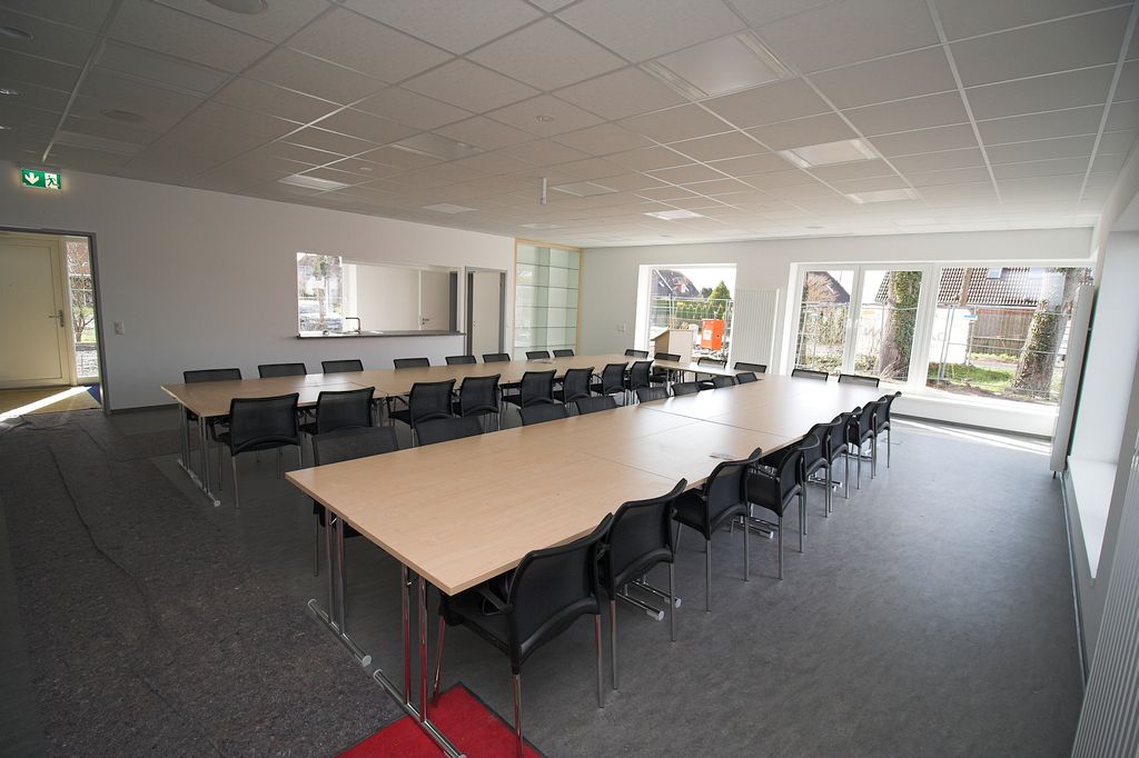 Der Schulungsraum im Dienstgebäude wurde bereits mit Tischen und Stühlen ausgestattet. Die Möbelausstattung wird durch ein Rednerpult, einer Pokalvitrine sowie einem Garderobenschrank ergänzt.