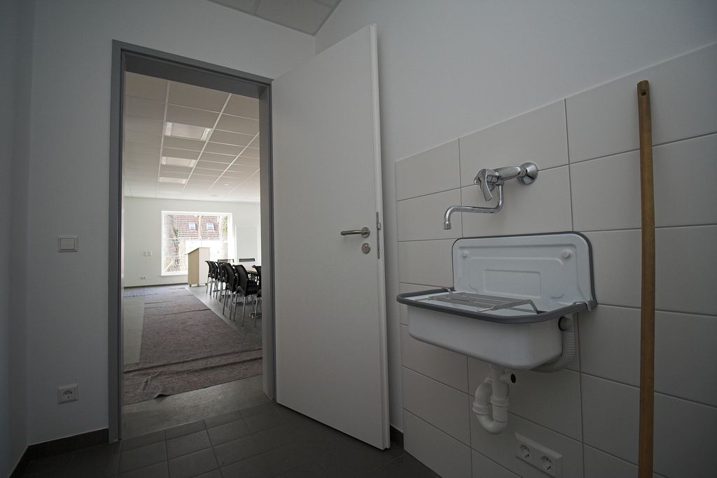 Direkt am Schulungsraum befindet sich der Putzmittelraum, der mit einem Wasseranschluss und einem Ausgussbecken ausgestattet wurde.