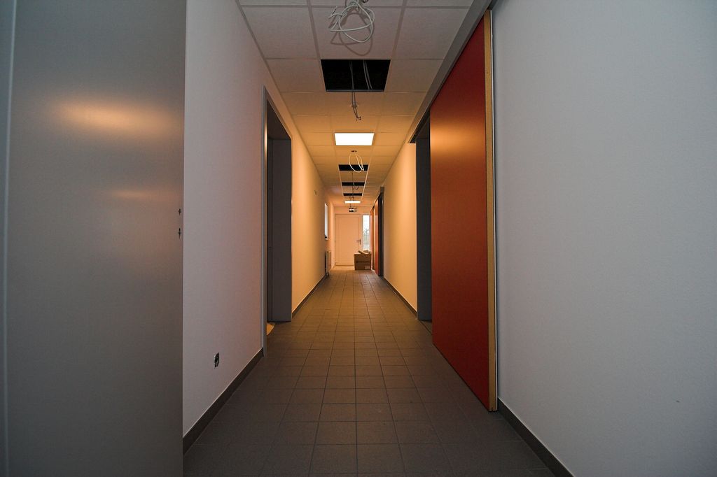Der Flur im Feuerwehrgerätehaus Otternhagen. Durch die Schiebetüren werden die Umkleideräume erreicht.