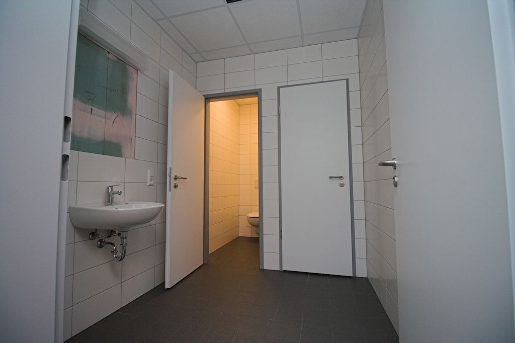 Die WC-Anlage für die Damen im "Weißbereich" mit installierten Sanitärobjekten.