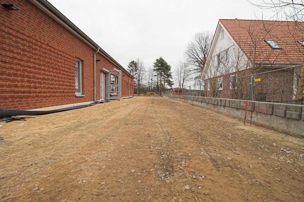 Neben dem Dienstgebäude finden bereits Arbeiten an der Zuwegung zur Gebäuderückseite statt.