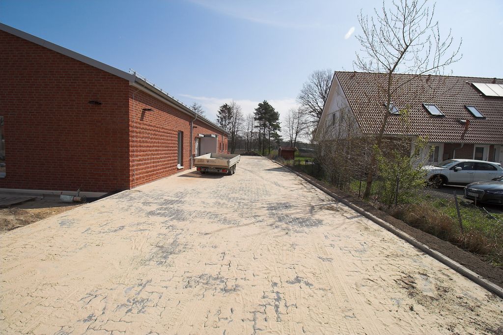 Pflasterarbeiten auf der Zufahrt zu den Parkplätzen, die auf der Rückseite des Feuerwehrgerätehauses Otternhagen angelegt wurden.