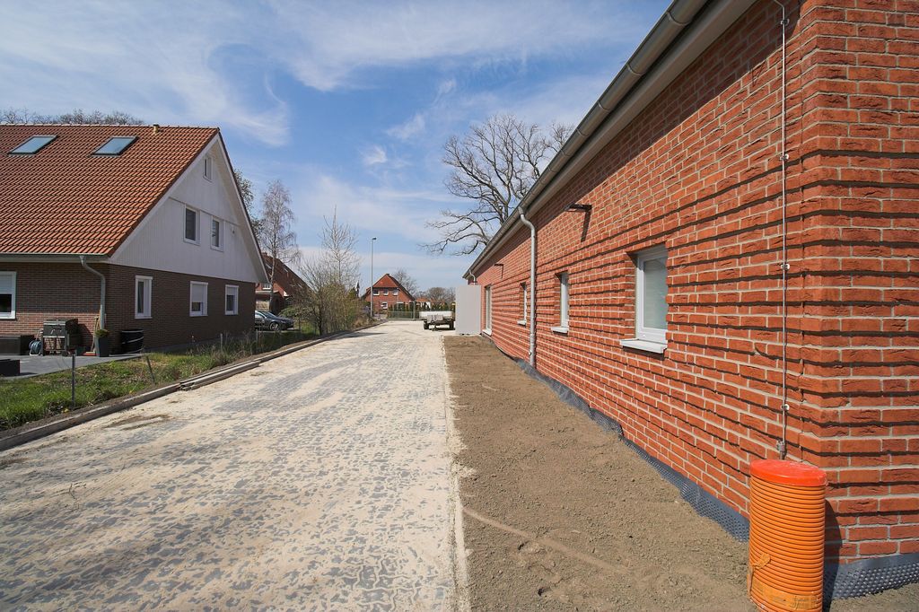 Blick von der Rückseite des Dienstgebäudes in Richtung Otternhagener Straße.