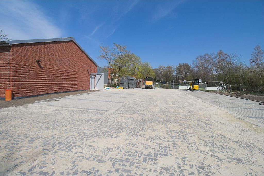 Parkplätze auf der Rückseite des Feuerwehrgerätehauses Otternhagen.