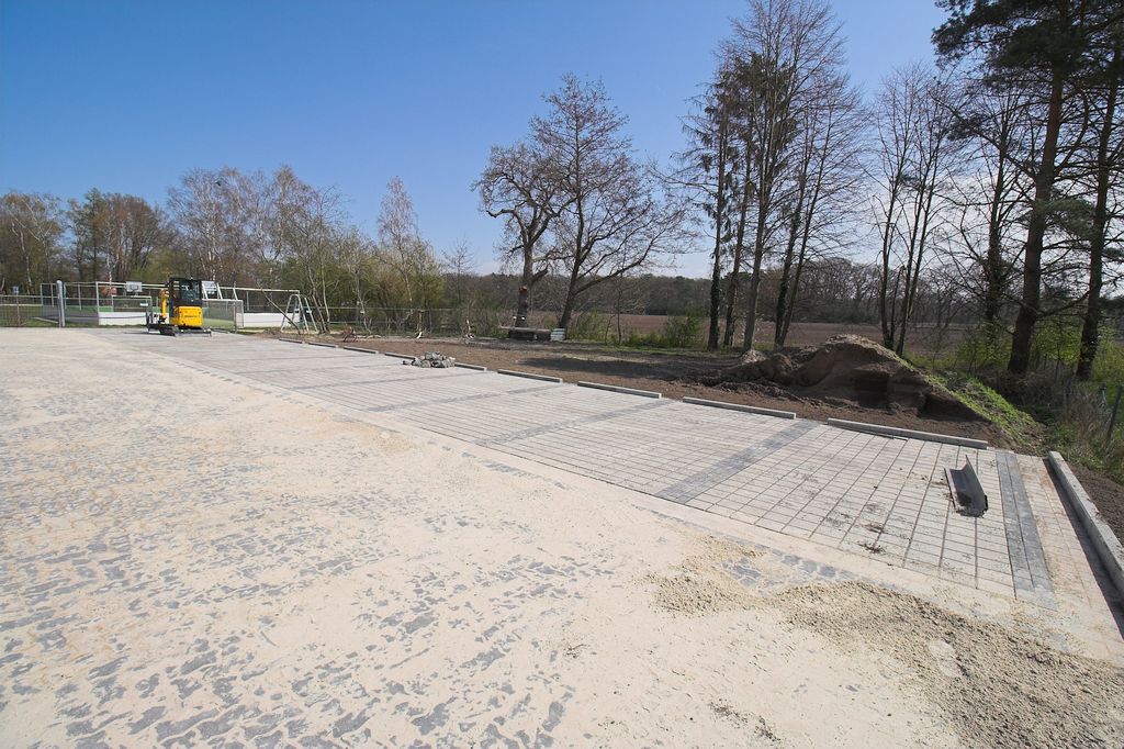 Blick über den Parkplatz zur Grundstücksgrenze.