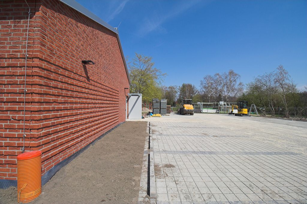 Der Alarmeingang ist mit einem Wetterschutz ausgestattet und direkt vom Parkplatz aus erreichbar.