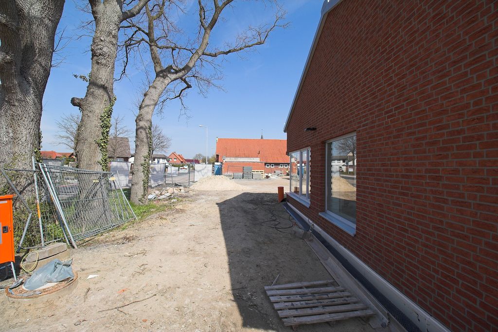 Blick entlang am Dienstgebäude.