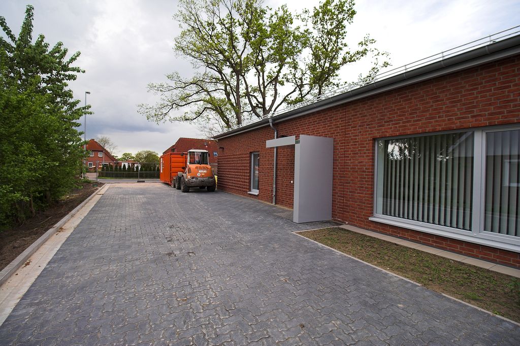Die Abbildung zeigt die Zuwegung zum Parkplatz in Blickrichtung Straßenzufahrt.