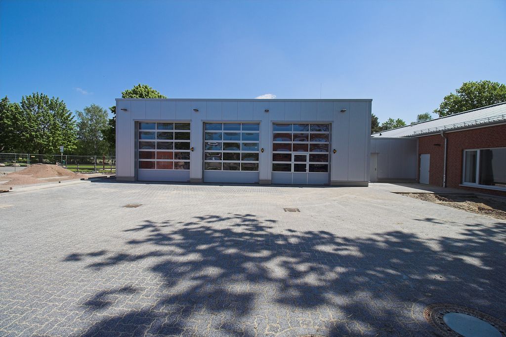 Der gepflasterte Aufstellungsplatz vor der Fahrzeughalle des Feuerwehrgerätehauses in Otternhagen.