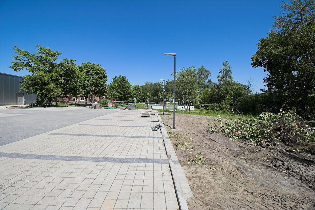 Auch die Parkfläche wird mit Straßenlaternen beleuchtet.
