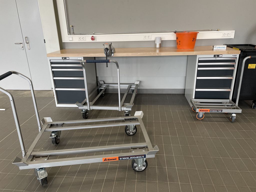 Das Foto zeigt eine aufgebaute Werkbank in der Fahrzeughalle.