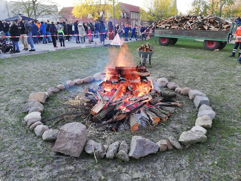 Das Otternhagener Osterfeuer brennt in einem Steinkreis auf der Freifläche hinter dem Feuerwehrgerätehaus. Es fällt diesmal deutlich kleiner aus als sonst.