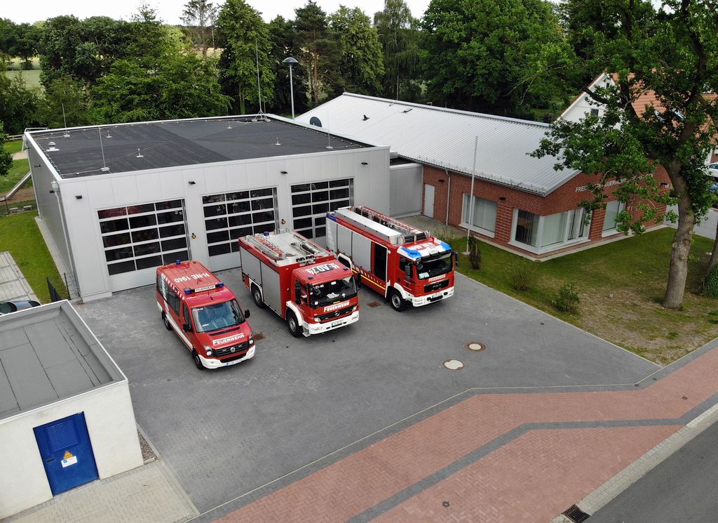 Auf der Luftbildaufnahme ist das Feuerwehrgerätehaus Otternhagen abgebildet. Vor der Fahrzeughalle sind die Einsatzfahrzeuge der Ortsfeuerwehr aufgestellt.