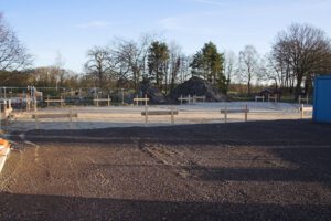 Auf diesem Foto ist die zukünftige Fahrzeughalle zu sehen, die grob abgesteckt wurde. Davor liegt eine Schotterfläche, auf der künftig der Aufstell- bzw. Vorplatz für die Einsatzfahrzeuge entstehen wird.