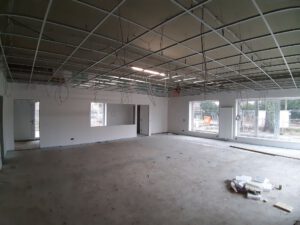 Schulungsraum im Dienstgebäude: Blick auf den Küchenbereich und den Durchgang zum Haupteingang.