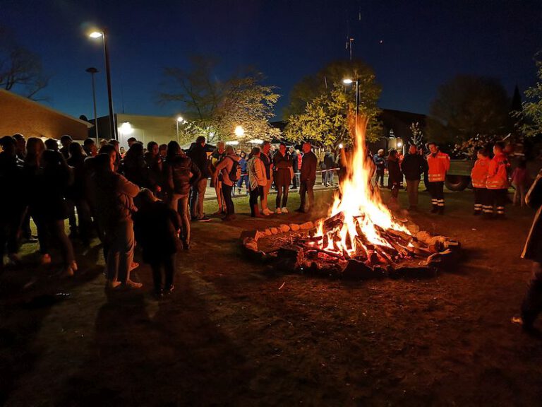 Das Osterfeuer in Otternhagen zu fortgeschrittener Stunde.